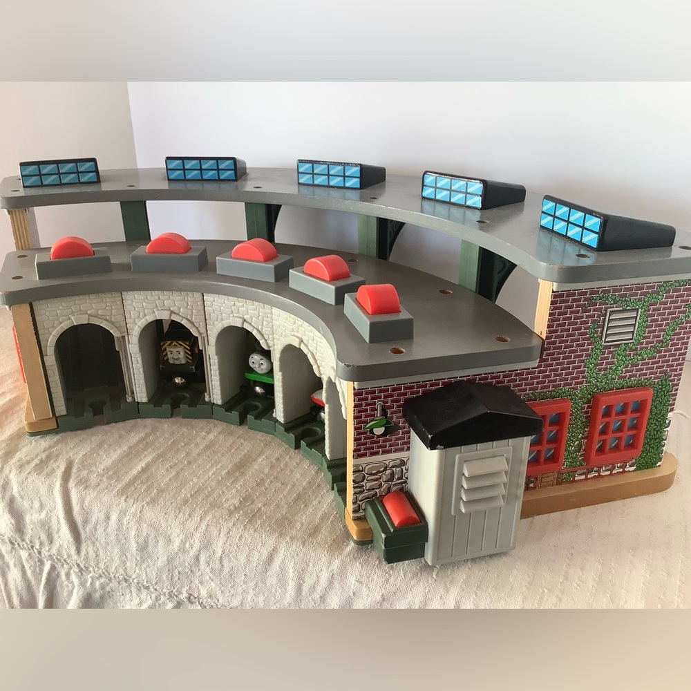 Thomas Tidmouth Engine Shed. Bundle with Trains shown that r in separate listing - Picture 4 of 15